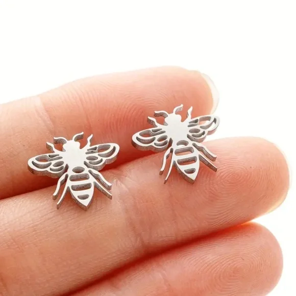 NEW Dainty Bumble Bee stud Earrings Silver color - Boutique - Picture 1 of 3